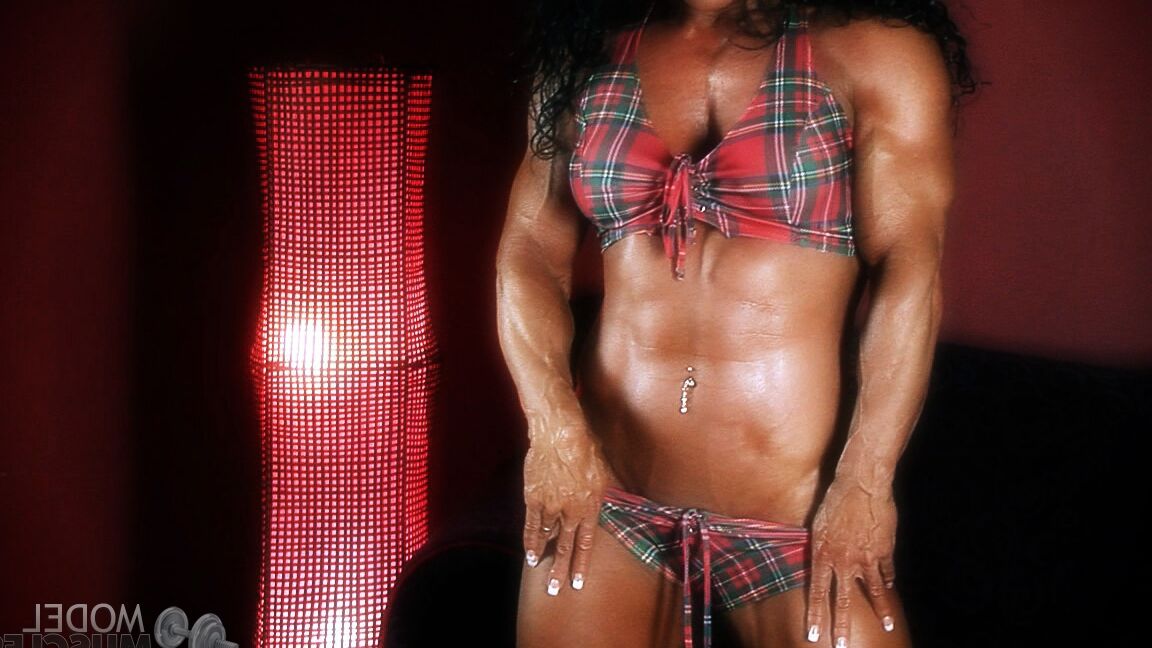 21P La bodybuilder américaine brune Debbie Bramwell exhibe ses abdominaux et ses muscles chauds.