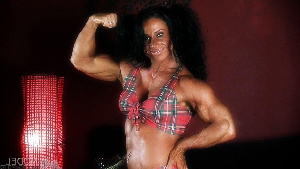 21P La bodybuilder américaine brune Debbie Bramwell exhibe ses abdominaux et ses muscles chauds.
