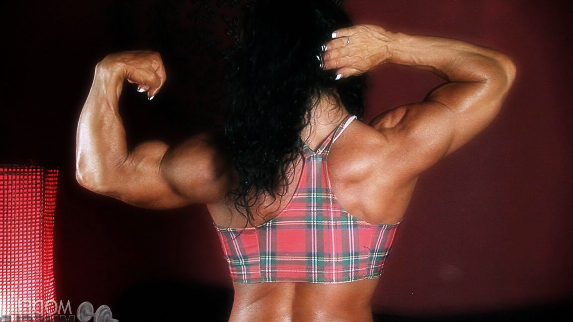 21P La bodybuilder américaine brune Debbie Bramwell exhibe ses abdominaux et ses muscles chauds.