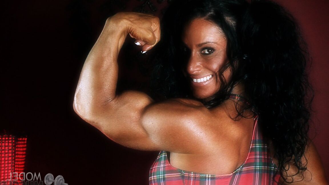 21P La bodybuilder américaine brune Debbie Bramwell exhibe ses abdominaux et ses muscles chauds.