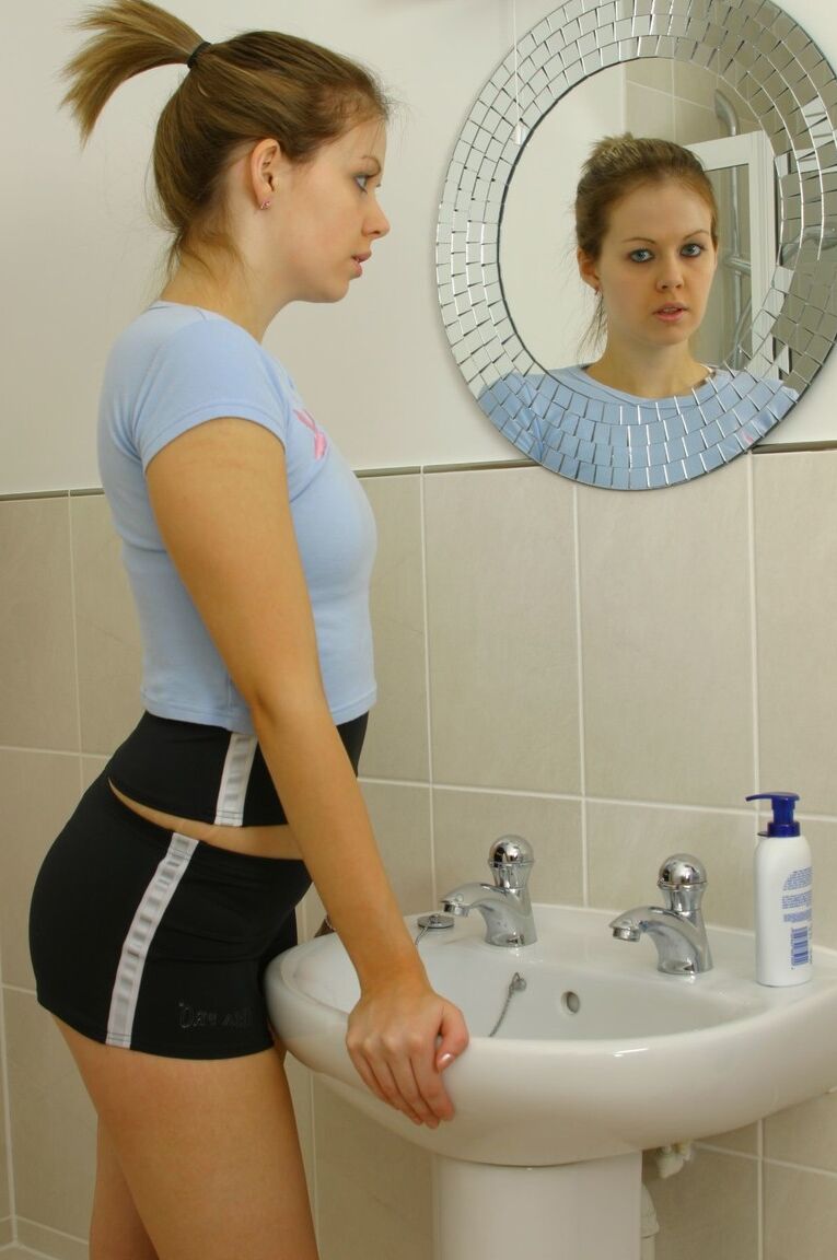 21P Amateur Babe Jayne T zieht im Badezimmer ihre sexy Sportkleidung aus