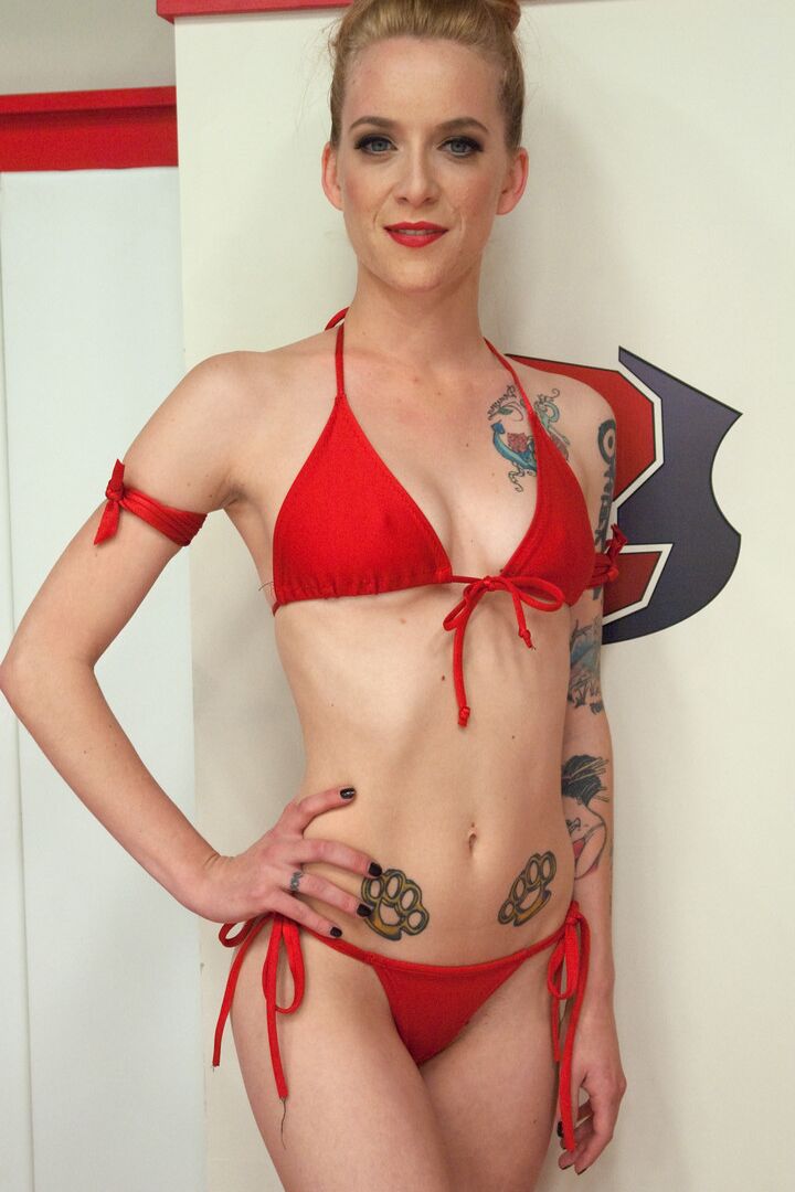 21P Ultimate Surrender Bella Rossi, Jeze Belle