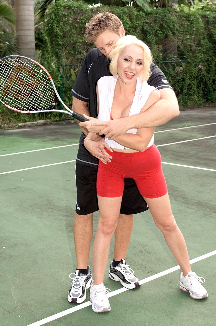 14P La puma rubia Raquel Sieb seduce a su instructor de tenis en pantalones cortos de spandex
