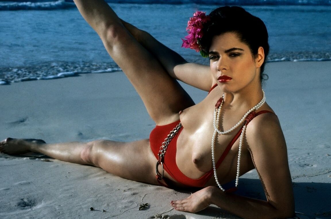 17P Kurzhaariges Penthouse-Model Christianna posiert nackt am Strand