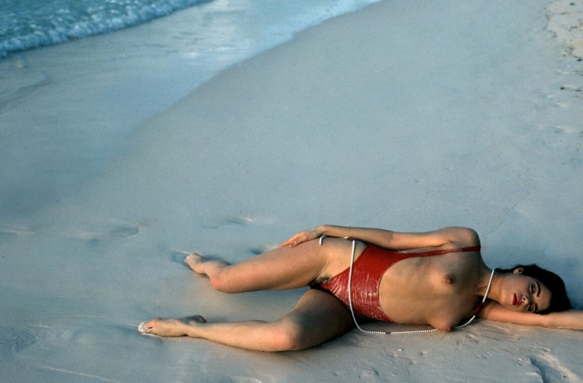 17P Kurzhaariges Penthouse-Model Christianna posiert nackt am Strand