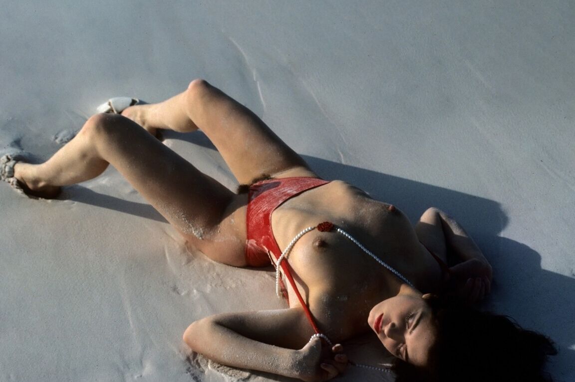 17P Kurzhaariges Penthouse-Model Christianna posiert nackt am Strand
