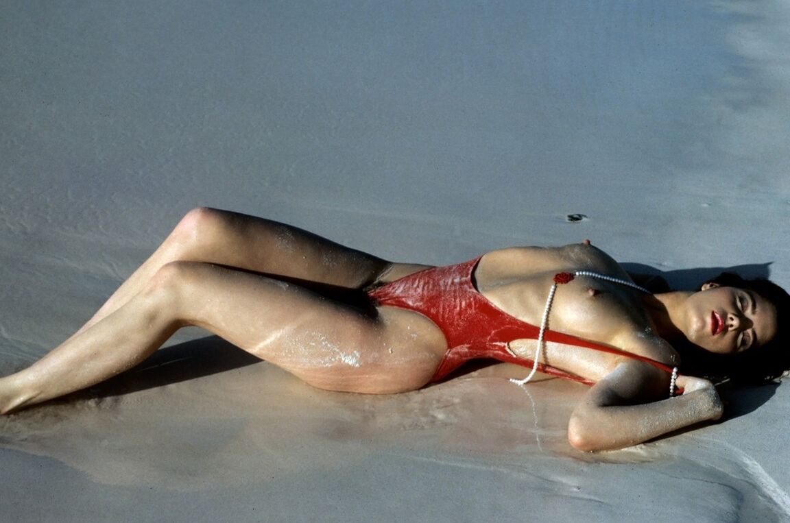 17P Kurzhaariges Penthouse-Model Christianna posiert nackt am Strand
