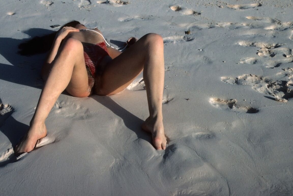 17P Kurzhaariges Penthouse-Model Christianna posiert nackt am Strand