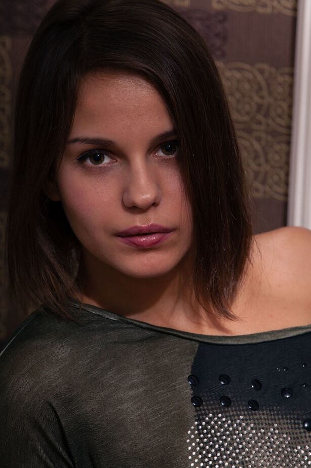 18P La adolescente perfecta Tirata se quita las medias para modelar totalmente desnuda