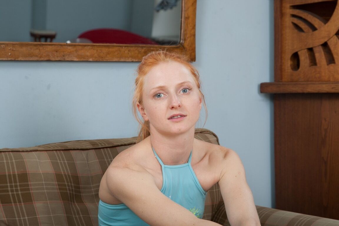 12P Une rousse pâle montre son vagin entièrement naturel en portant des bas résille bleus