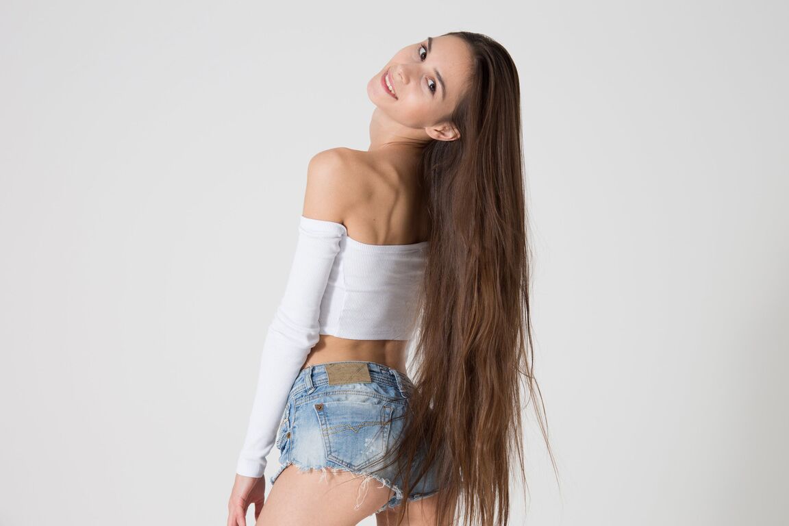 21P A adolescente russa morena Leona Mia exibe seu corpo magro em um strip-tease quente