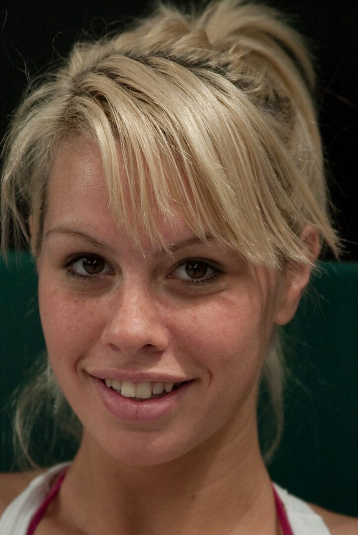 21P La lesbienne Tara Lynn Foxx déshabille une MILF aux gros seins lors d'un match de catch
