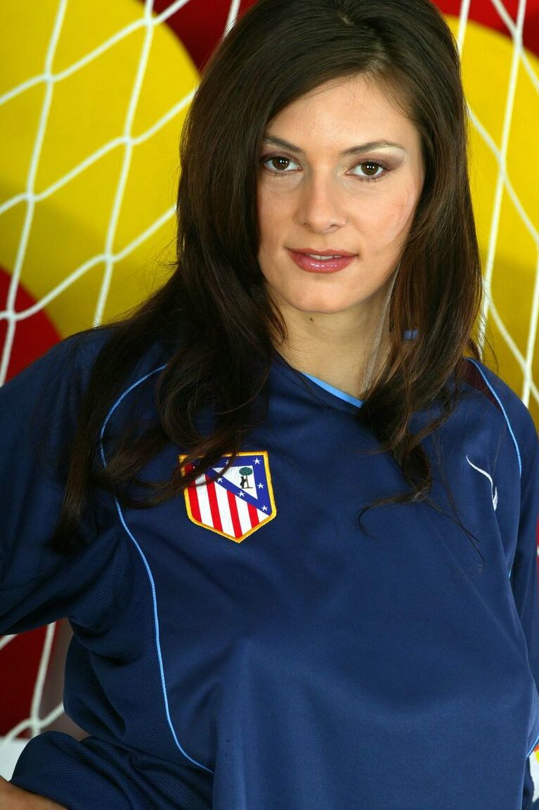 15P La beauté hongroise Anita Queen expose ses jolis seins tout en s'occupant d'un but de football