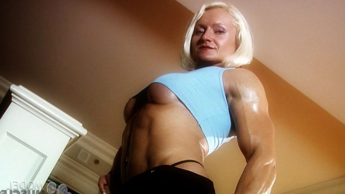 21P Die reife Bodybuilderin Brigita Brezovac massiert ihre Brüste
