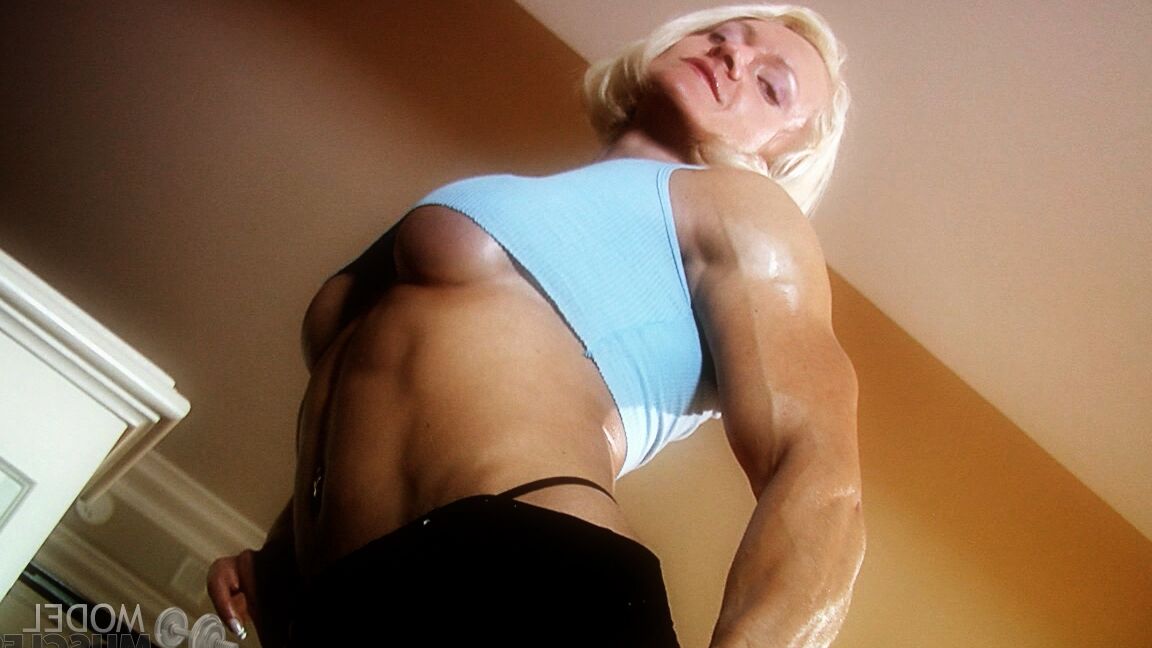 21P Die reife Bodybuilderin Brigita Brezovac massiert ihre Brüste