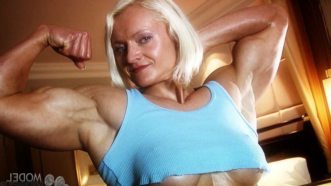21P Die reife Bodybuilderin Brigita Brezovac massiert ihre Brüste
