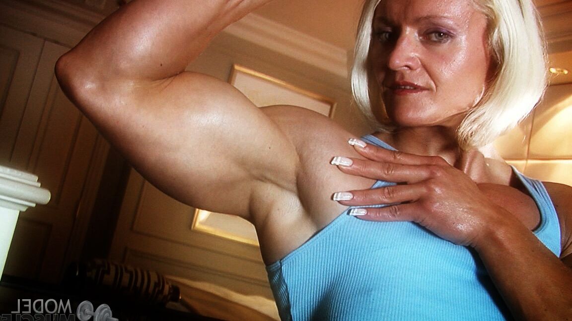 21P Die reife Bodybuilderin Brigita Brezovac massiert ihre Brüste