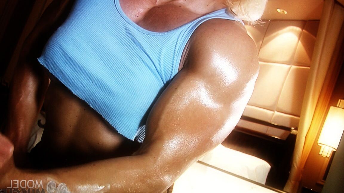 21P Die reife Bodybuilderin Brigita Brezovac massiert ihre Brüste