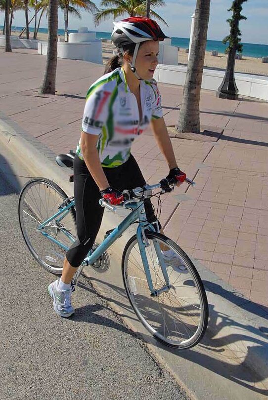 13P Ciclista sexy Milf ficou ligado durante um passeio ao ar livre e fodeu