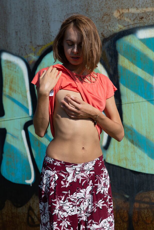 18P La agradable adolescente Gracie sube a una torre de agua para hacer alarde de su sexy culo desnuda