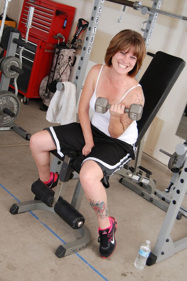 20P Tatted amateur strips to her running shoes while working out on gym equipment
