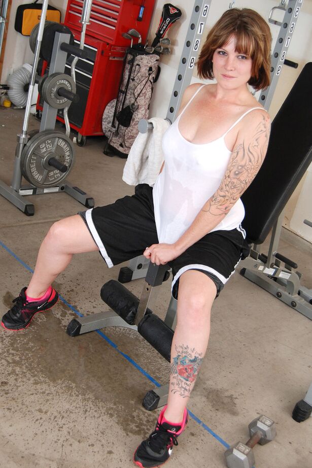 20P Tatted amateur strips to her running shoes while working out on gym equipment