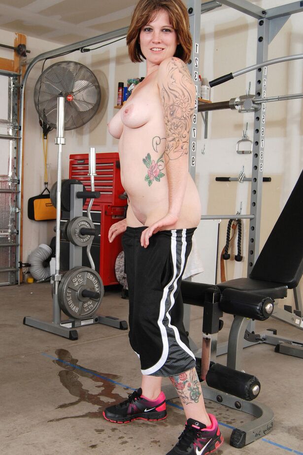 20P Tatted amateur strips to her running shoes while working out on gym equipment
