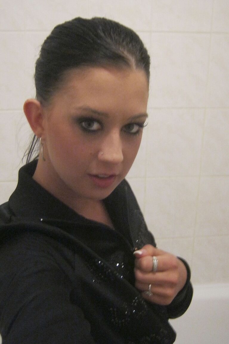 20P La jeune tchèque Sarah Lollypop se déshabille et montre son corps naturel dans un solo amateur.