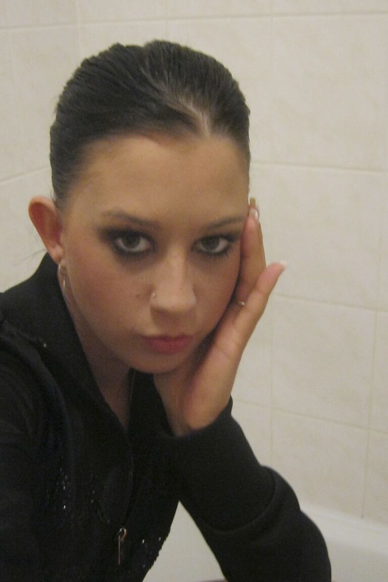 20P La jeune tchèque Sarah Lollypop se déshabille et montre son corps naturel dans un solo amateur.