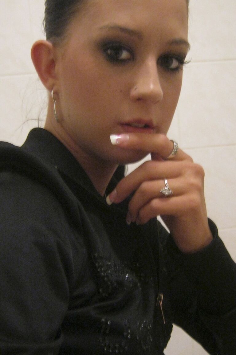 20P La jeune tchèque Sarah Lollypop se déshabille et montre son corps naturel dans un solo amateur.