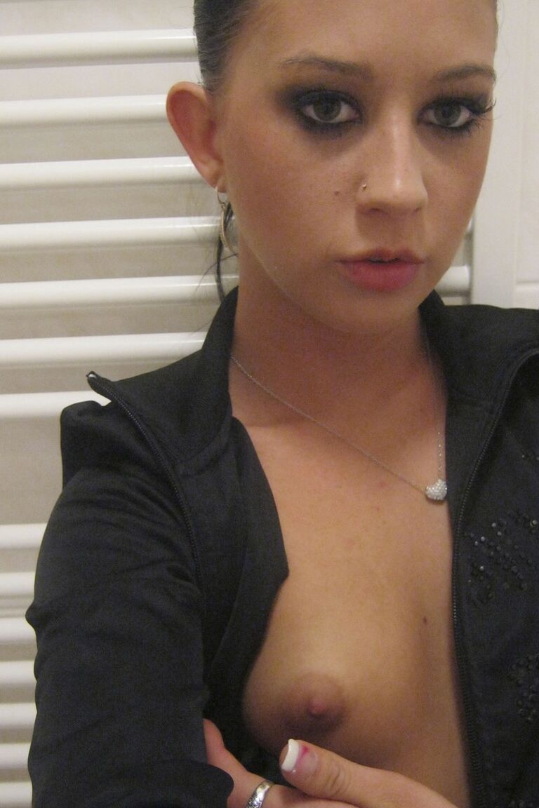 20P La jeune tchèque Sarah Lollypop se déshabille et montre son corps naturel dans un solo amateur.