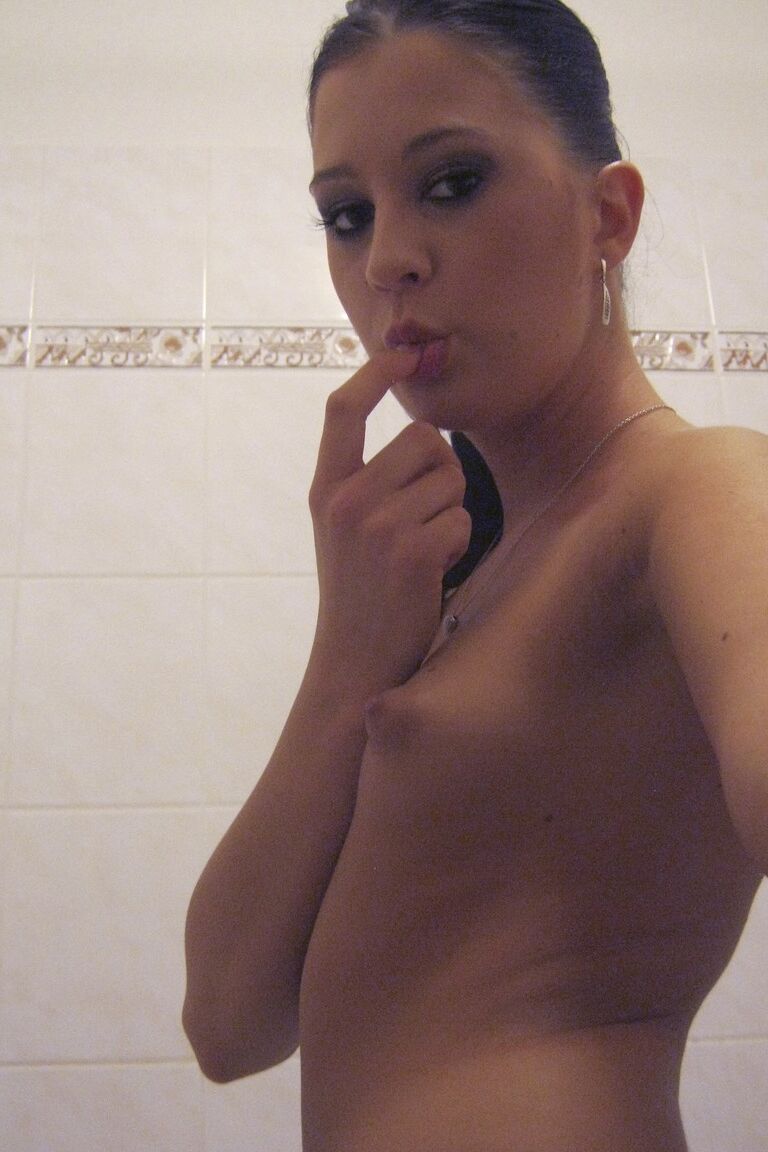 20P La jeune tchèque Sarah Lollypop se déshabille et montre son corps naturel dans un solo amateur.