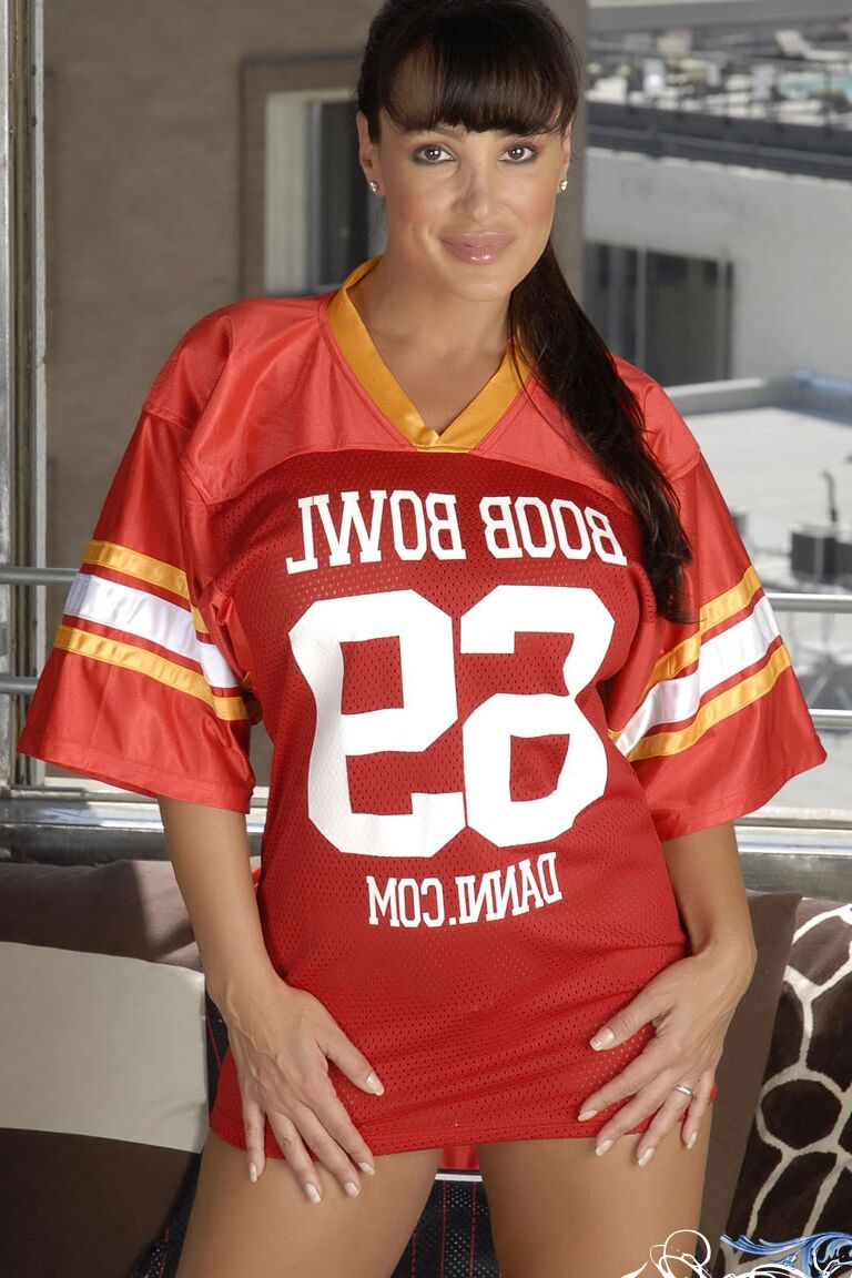 21P Die schmutzige MILF im Trikot Lisa Ann spielt mit ihrer Fotze, nachdem sie ihre großen Brüste gezeigt hat