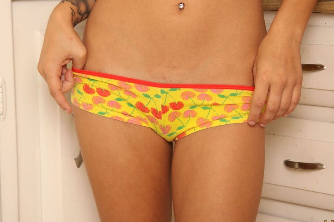 16P A garota magra Riley dispensa calcinhas fofas a caminho de fazer sua estreia nua