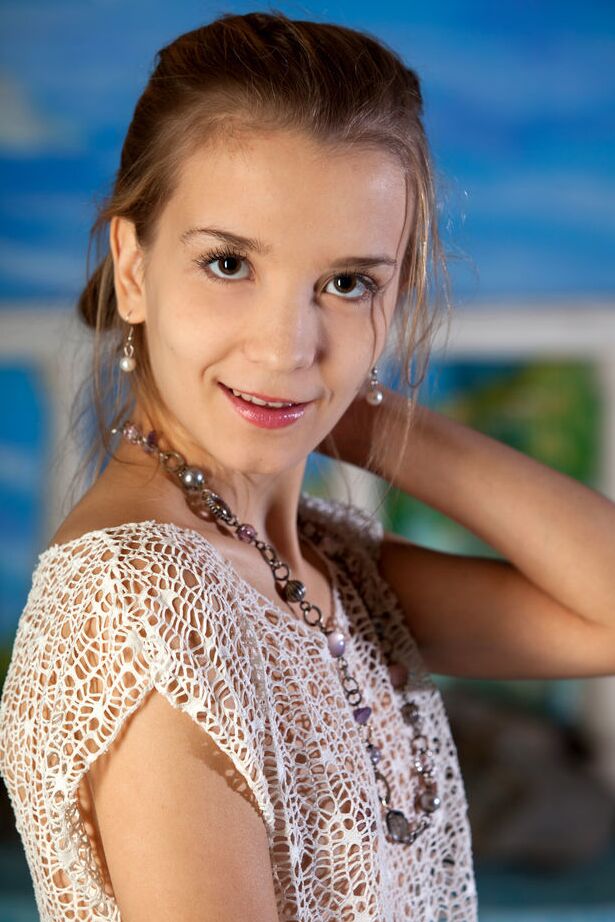 18P Die süße Glamour-Teenagerin Alisabelle schlüpft aus ihrem hauchdünnen Kleid, um nackt zu schwimmen