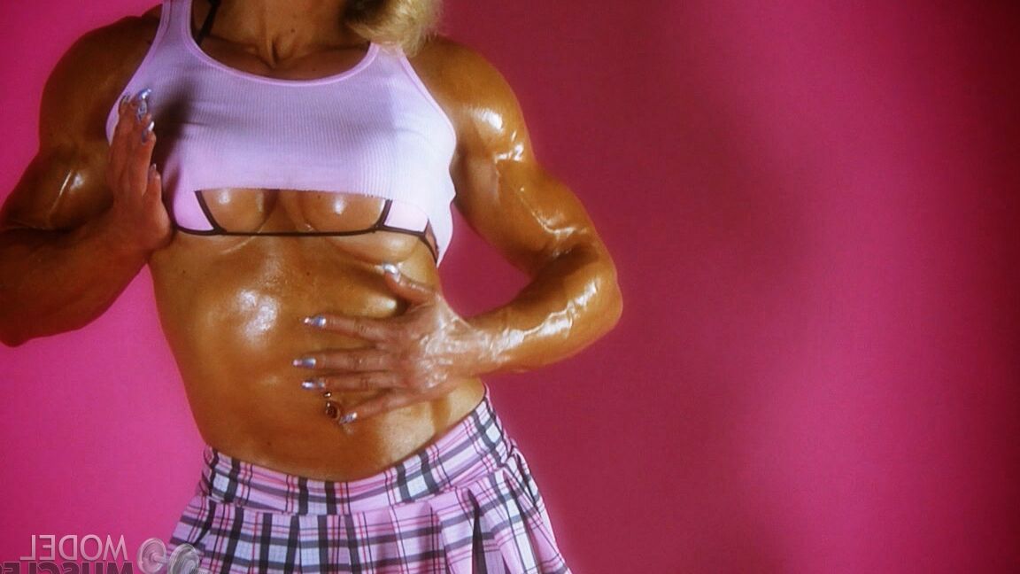 21P Die reife Bodybuilderin Brigita Brezovac stellt ihre großen, geschmierten Muskeln zur Schau