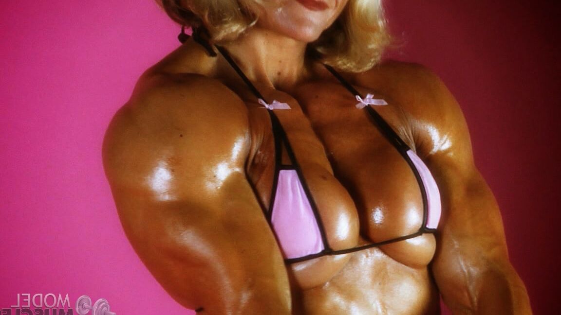 21P Die reife Bodybuilderin Brigita Brezovac stellt ihre großen, geschmierten Muskeln zur Schau