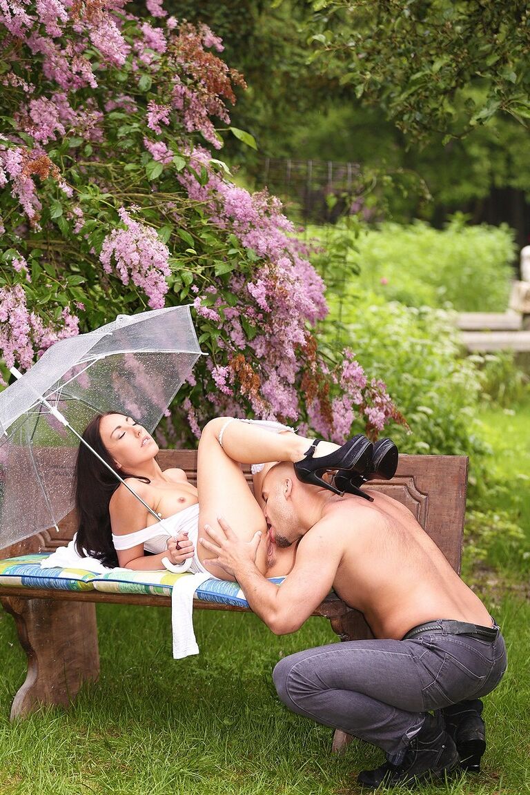 21P La jeune brune El Storm fait une pipe torride et baise en plein air sous la pluie