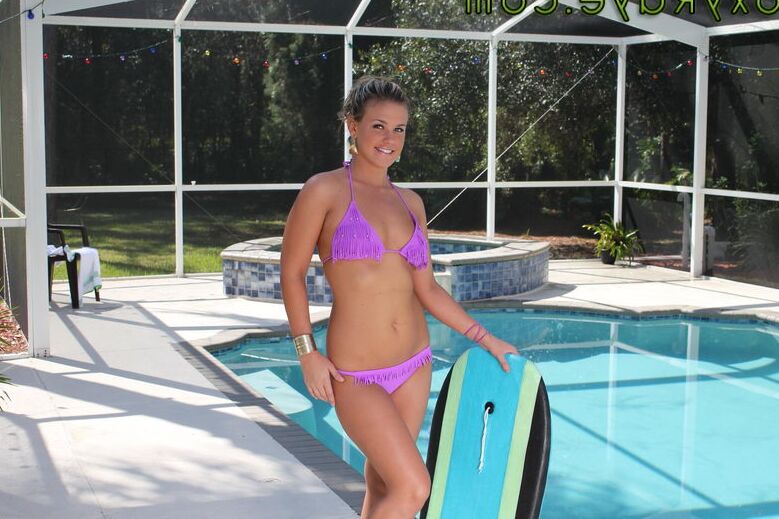15P Roxy Raye Buceta Bombeando na Piscina