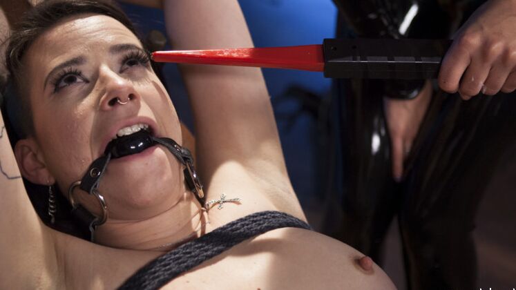 14P ドミナトリックス モナ ウェールズが顔面騎乗、拳、肛門ストラップを電気的に責める