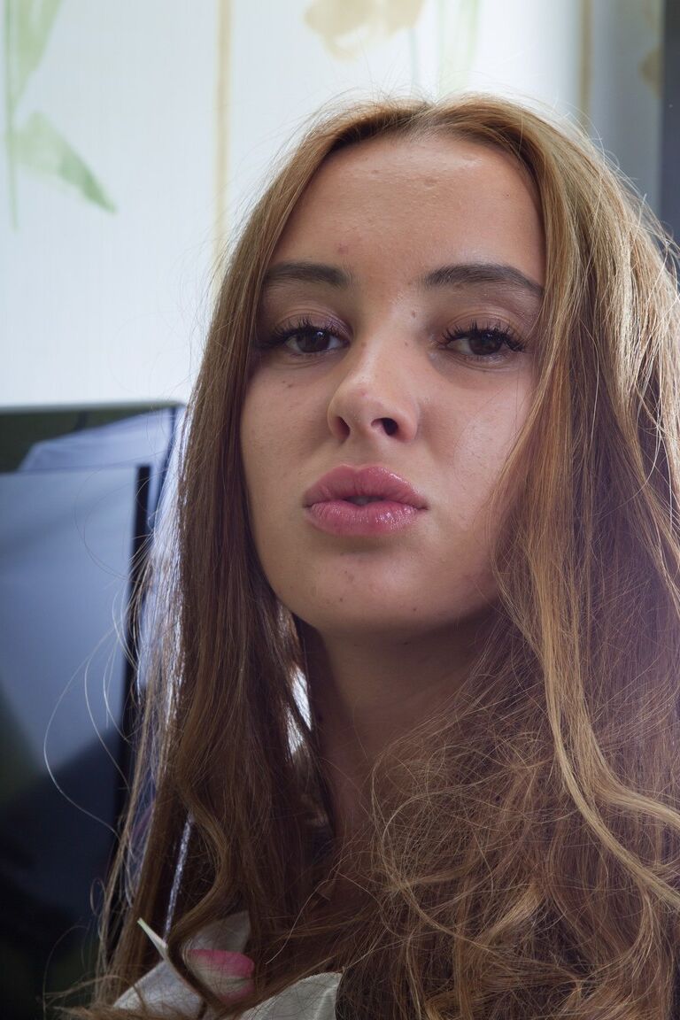 12P La nena caliente Alya Shon se desnuda de su vestido de sirvienta