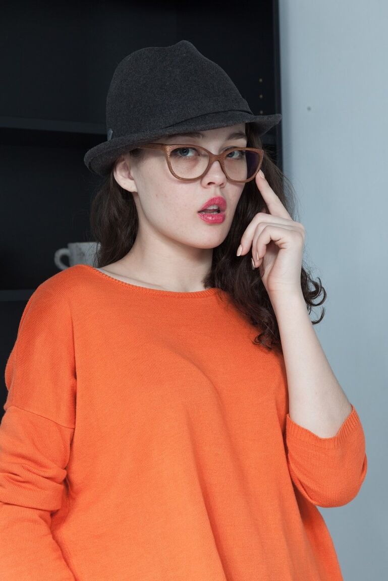 12P A adolescente europeia Nerdy Ksenia Yankovskaya revela seu regalo aparado