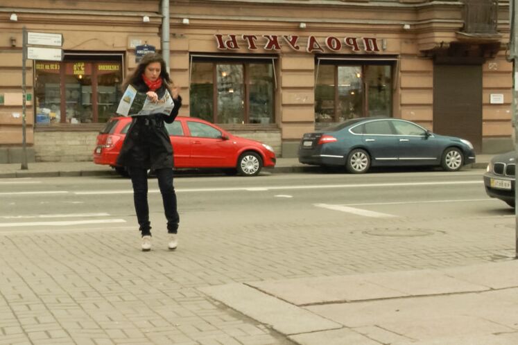 15P Милая девушка обнаруживает, что ее удерживают и анально трахают пара мужчин