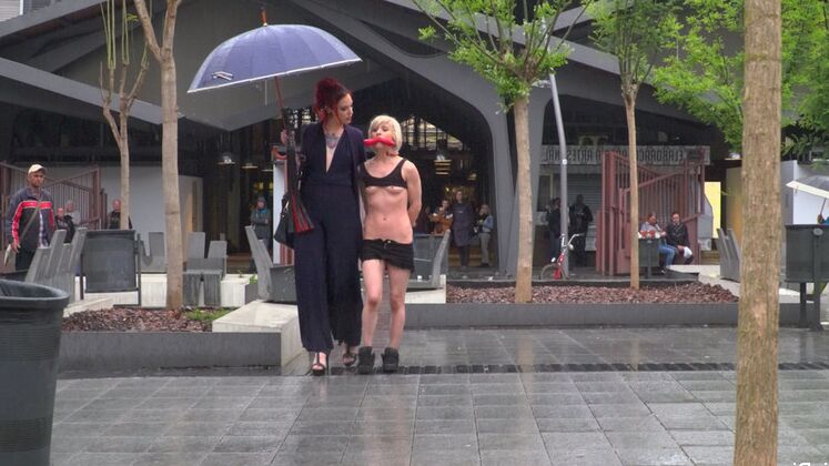 15P After being treated like a dog in a rainy public square, Nora Barcelona is
