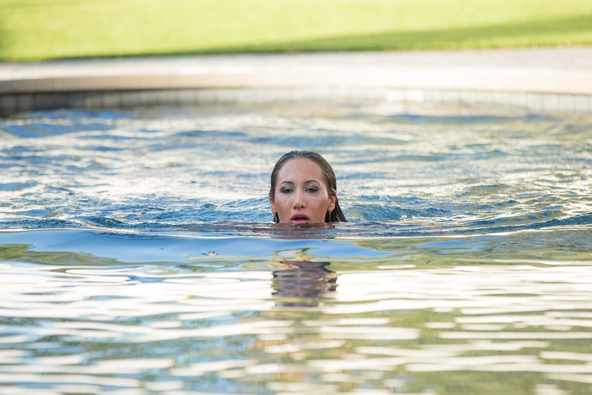 21P La impresionante Amia Miley seduce a un chico cachondo y le da un fabuloso sexo oral