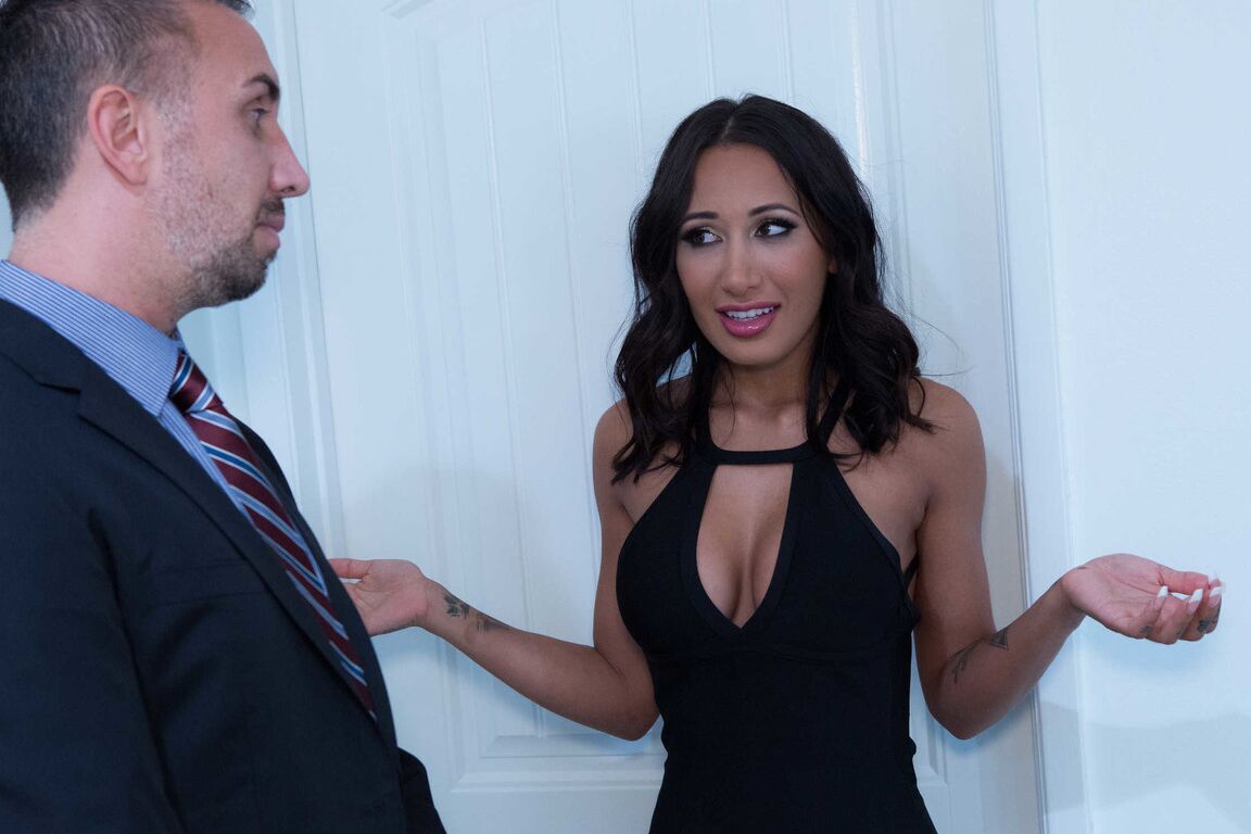 21P La impresionante Amia Miley seduce a un chico cachondo y le da un fabuloso sexo oral