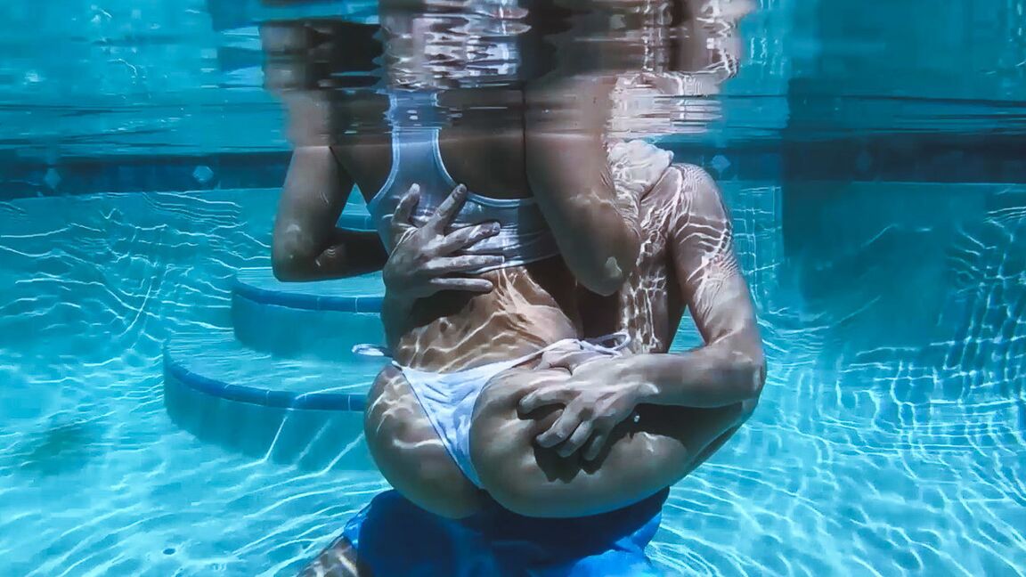 21P MILF with big tits Alexis Monroe gets her twat stuffed under the water
