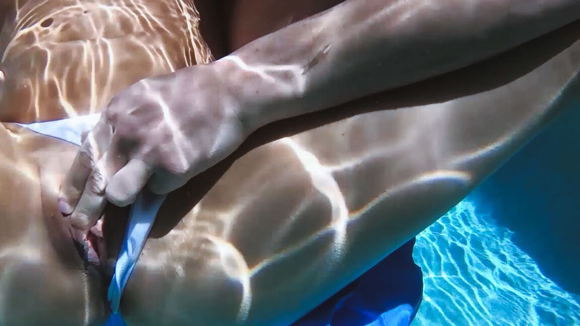 21P MILF with big tits Alexis Monroe gets her twat stuffed under the water