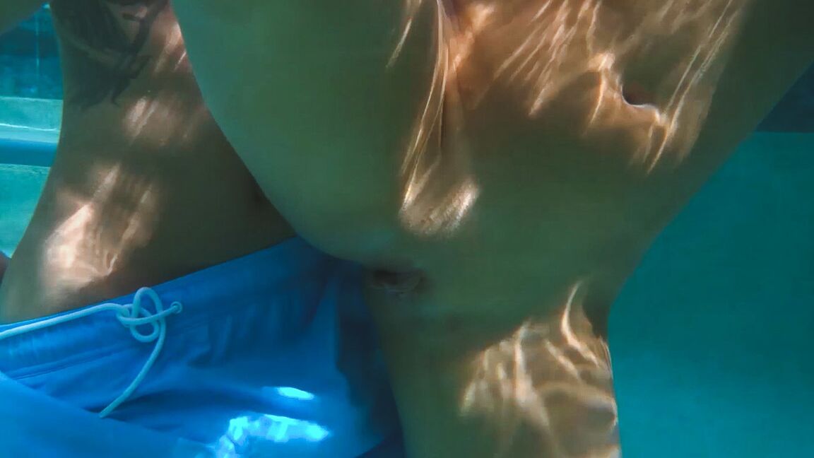 21P MILF with big tits Alexis Monroe gets her twat stuffed under the water