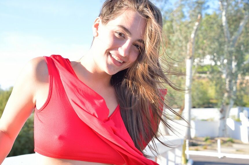 14P Une jeune fille solo s'étire et fait plaisir à sa chatte excitée de toutes les manières possibles